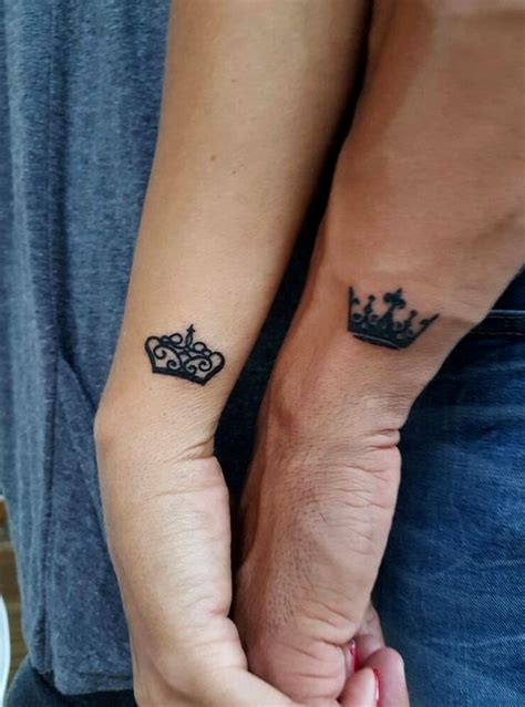 amor coronas significado tatuajes para parejas|Interpretación y significado de tatuarse una corona:。